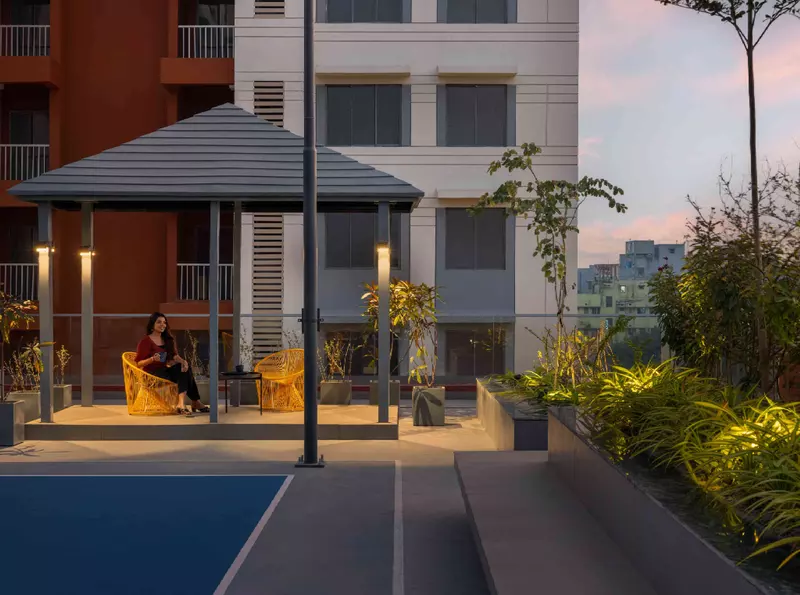 Lakeside landscaped garden at Urban Lakes